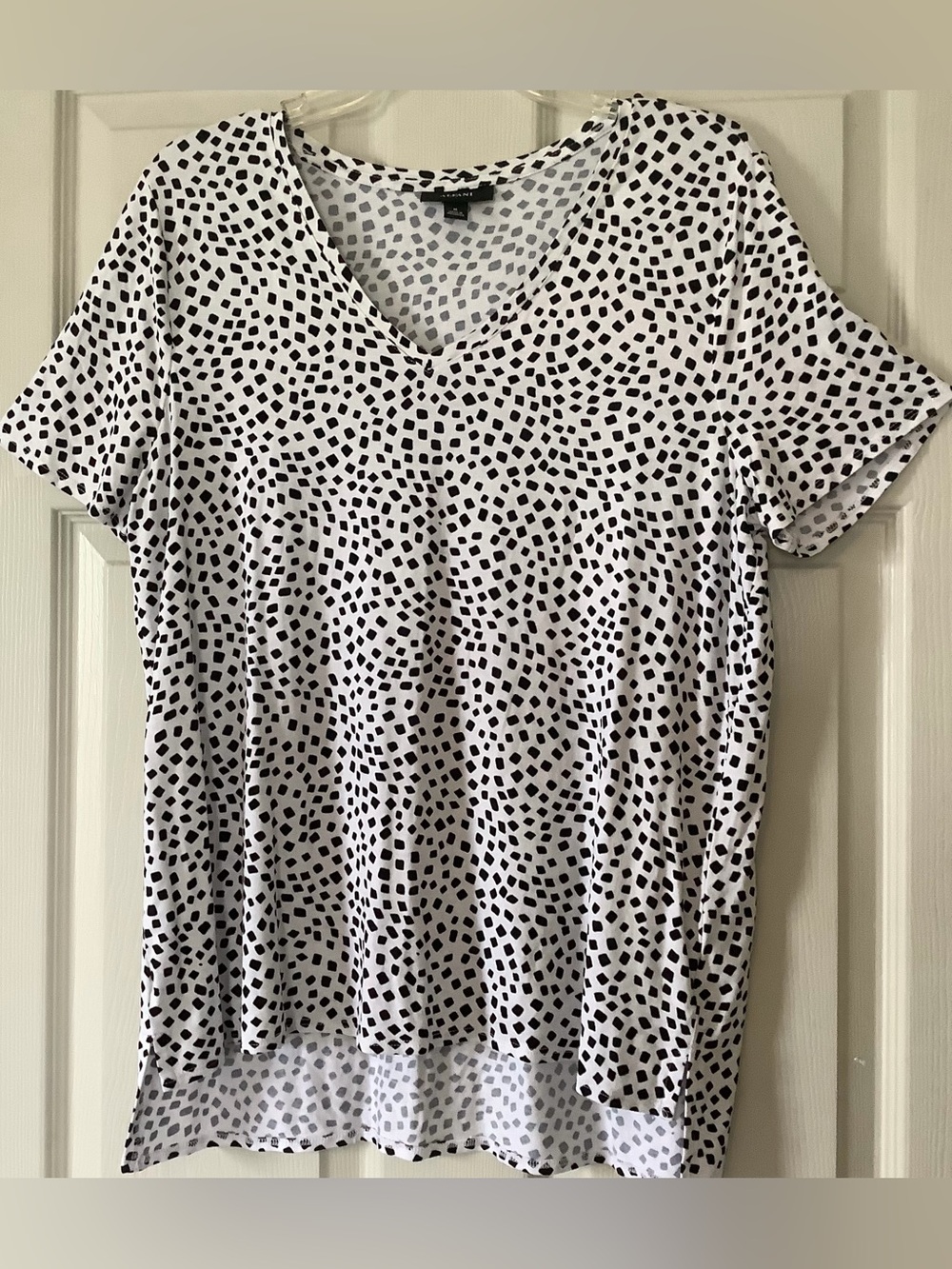 Alfani White Short Sleeve V-Neck Top with Black Dot Print